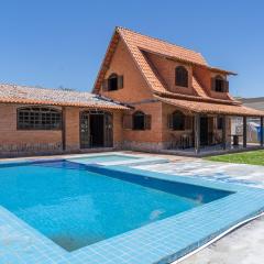Casa com Piscina, Churrasqueira e Garagem