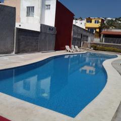 Casa en fraccionamiento en Ahuatepec con alberca, cancha y cerca de Tepoztlán