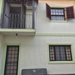 Casa em condomínio a 150 m da praia