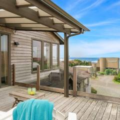 The Castle Rock Estate by AvantStay Steps From Arch Cape beach w Hot Tub Sauna