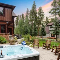 Peak 8 by AvantStay Spacious Modern Cabin w Hot Tub Views
