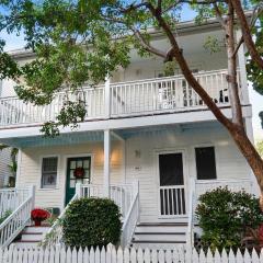 Gated Golf Community w Pool Prime Location Mins to Old Town Long-Term Stays