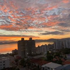 Apartamento vista mar e sacada com churrasqueira