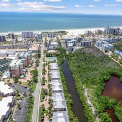 Ft Myers Beach Escape, Walk to Beach, Pool, Spa
