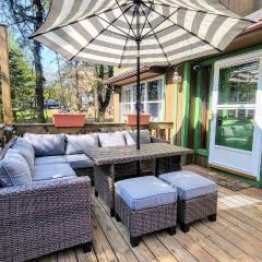 The Wooden Nest by AvantStay Deck Big Yard w Hammocks Fire Pit