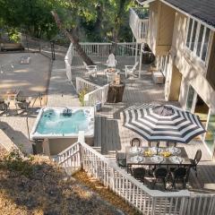 Hidden Oaks Farmhouse by AvantStay Hot Tub Deck