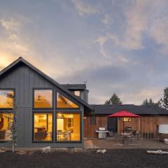 The Gem Estate by AvantStay Modern Farmhouse w Lavender Fields Hot Tub