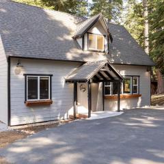 Sweet Pine Deck Hot Tub Cozy Modern Interior Close to Ski Resort