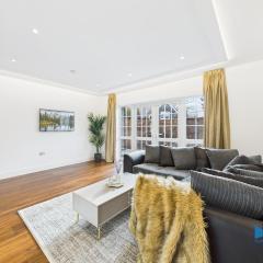 Luxurious 4-Bed Home, Sleeps 12, Free Parking