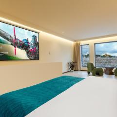 Shangri La Horizon View Hotel Dukezong Ancient City Branch located near the prayer wheel of the Great Buddha Temple, offers free high-speed train plane pick-up upon check-in