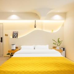 Shangri La Horizon View Hotel Dukezong Ancient City Branch located near the prayer wheel of the Great Buddha Temple, offers free high-speed train plane pick-up upon check-in