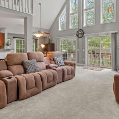 Chalet on Chalet by AvantStay Bright Cabin w Deck Fire Pit Near Lake