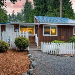 Cottage By The Bay by AvantStay 0.5mi to Beach