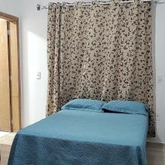 Quarto com frigobar e ar condicionado em Bombas