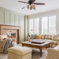 Spacious 4BR Home w Fireplace Work Space Backyard Dining