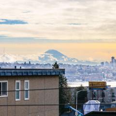 Designer Fremont Retreat w Mount Views & Office