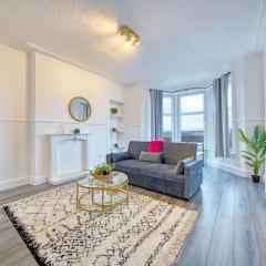 3BR Flat Near Maryhill Park and West End with Parking