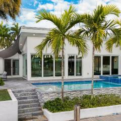 Luxury Waterfront Home w Pool Hot Tub Dock Near Las Olas Gulfstream