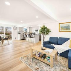 Step-Free 2BR Retreat w Panoramic Views on Deck