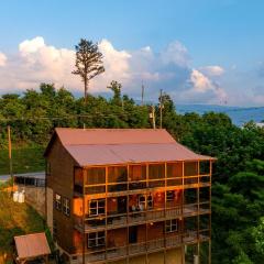 Evergreen Echo by AvantStay Cabin w Mountain Views Theater Game Room and Hot Tub