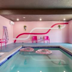 Pink Pines by AvantStay Luxury Aesthetic Dream Home Indoor Pool Hot Tub