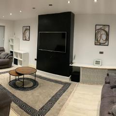 Modern house, sleeps 6, contractors welcome