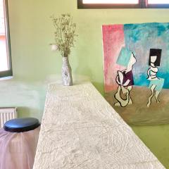 Artists Inn, large 2 bed duplex apartment, parking