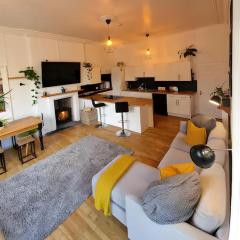 Central Large 2 Bed, 2 Bath Apt, Parking, Huge Garden, SKY TV