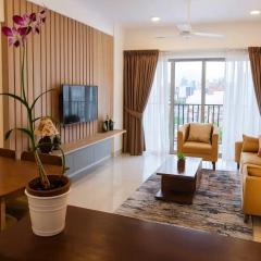 Modern & Cozy City Apartment, Pool and Skyline Views