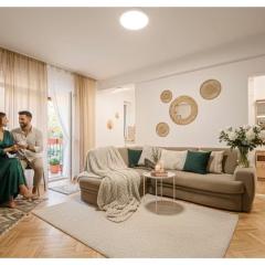 Earthy Escape - Warm Central Apartment with Balcony