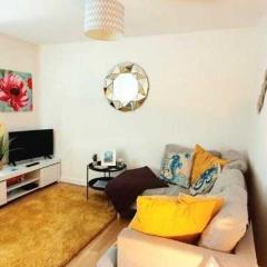 Sea Breeze, 2 BDR with en-suites, private parking, internet- sleeps 4 ppl