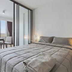 S39- 1 Bedroom Downtown Apt with Balcony and Pool