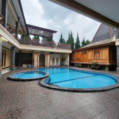 Modern Cozy Poolfront Guest House by Navastay Hanjawar