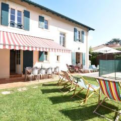 Hossegor Charmante villa avec piscine, jardin et dépendance pour 15 personnes.