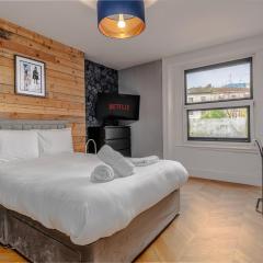 Art Penthouse: City Views & Culture Hub