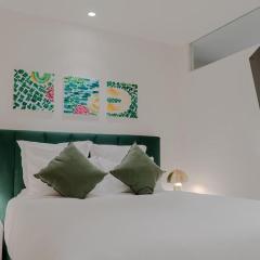 Emerald Suite - City View Hot Tub & Free Parking