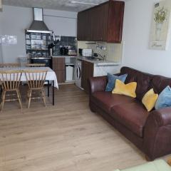 Near Heathrow T5 Slough Windsor sleeps 3-4