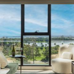 The Elegant Green Suite - City & Albert Park Views