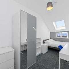 Large Family Home with 6 Beds Near Highfields Park