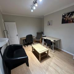 Workers & Families Home- Close to Transport & Town