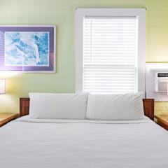 Curry House - Pool, King Bed & Balcony! Room 7