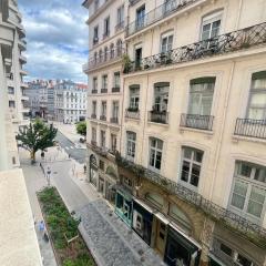 HYPER CENTRE 4 RUE EMILE ZOLA BELLECOUR JACOBINS CELESTINS Wifi ASCENSEUR