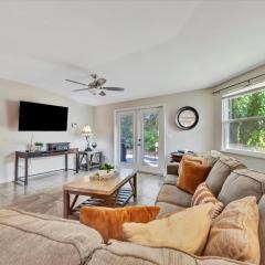 Sleeps 8 Pets Welcome Fenced In Backyard