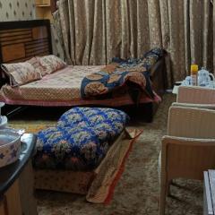 Comfortable Studio with Parking and Hot Water in Murree