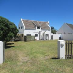 Sea Breeze Cottage - Light, Comfortable & Relaxing