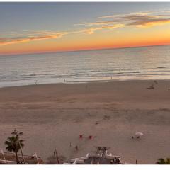 Romántica vista al paseo marítimo de Cádiz