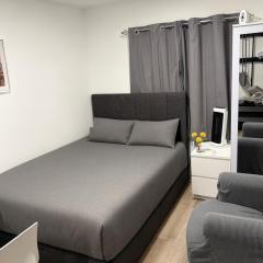 Stylish Modern Gatwick Studio, Free Parking, Free WiFi