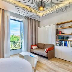 GRAND HÔTEL Golden Square 3 min to Beach Green Corridor View AC