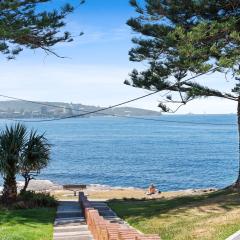 2BR Coastal Fairlight Manly Beachfront