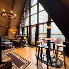 4M Cozy A-Frame in Bethlehem, NH - Fireplace, Firepit & Close to Skiing & Trails, Dogs welcome!